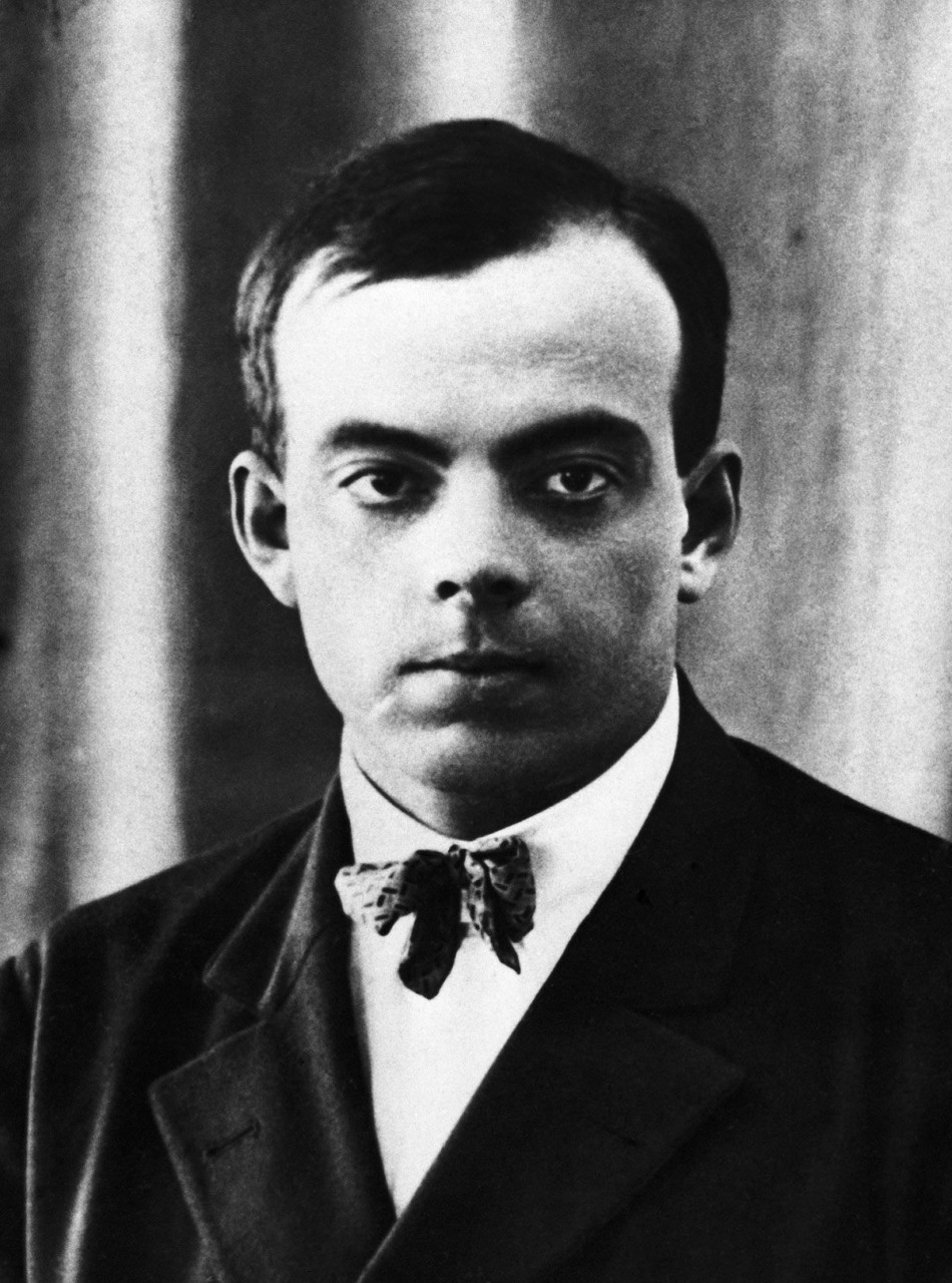 Portrait d’Antoine de Saint-Exupéry, vers 1920, en costume et nœud papillon